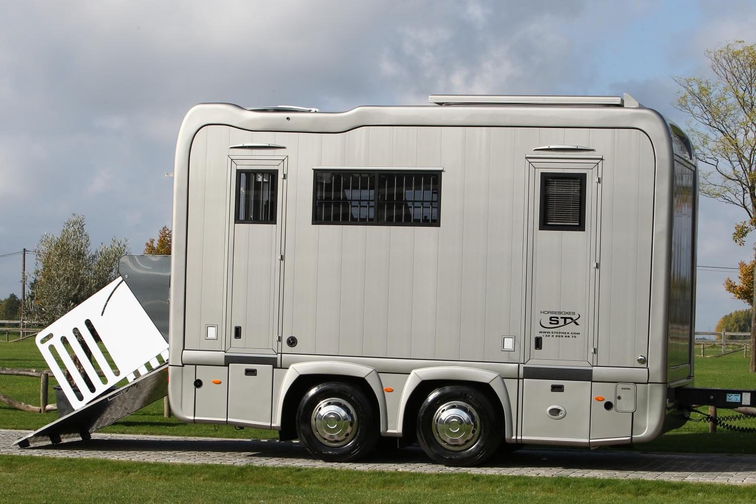 van chevaux avec appartement